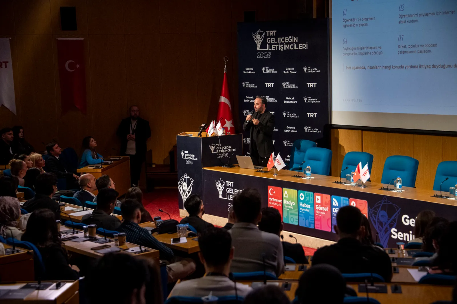 Kaan Gülten TRT Geleceğin İletişimcileri 2026'da genç iletişimcilere eğitim verirken